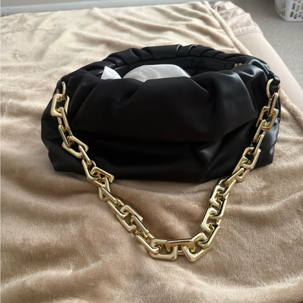Chic leather handbag with gorgeous gold chain!
